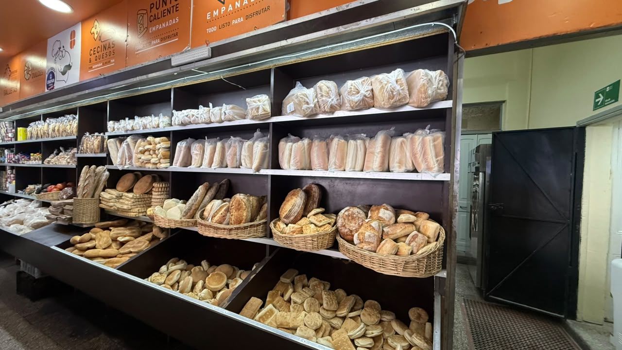 Estanterías de pan en el local