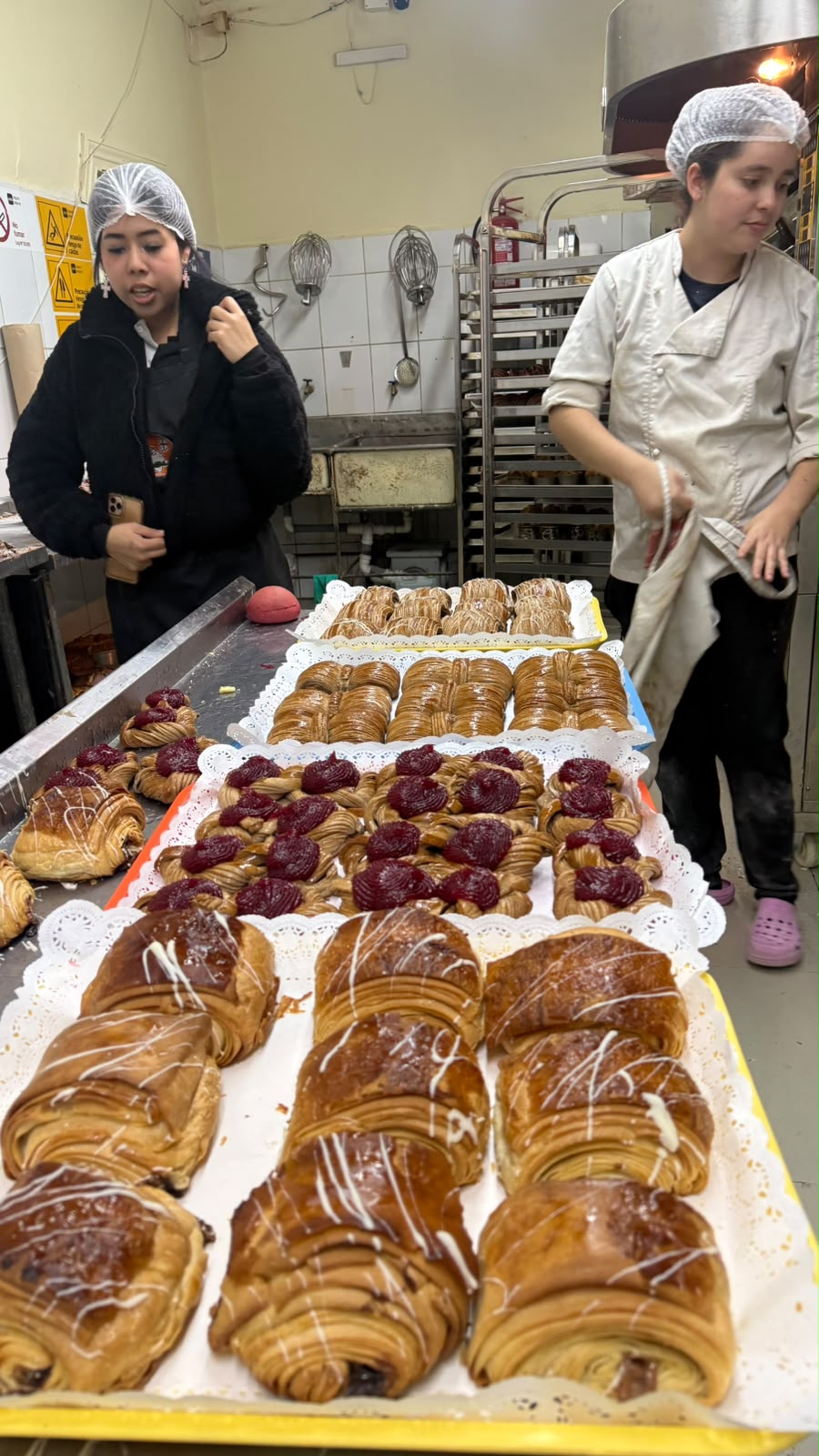Maestras panaderas trabajando